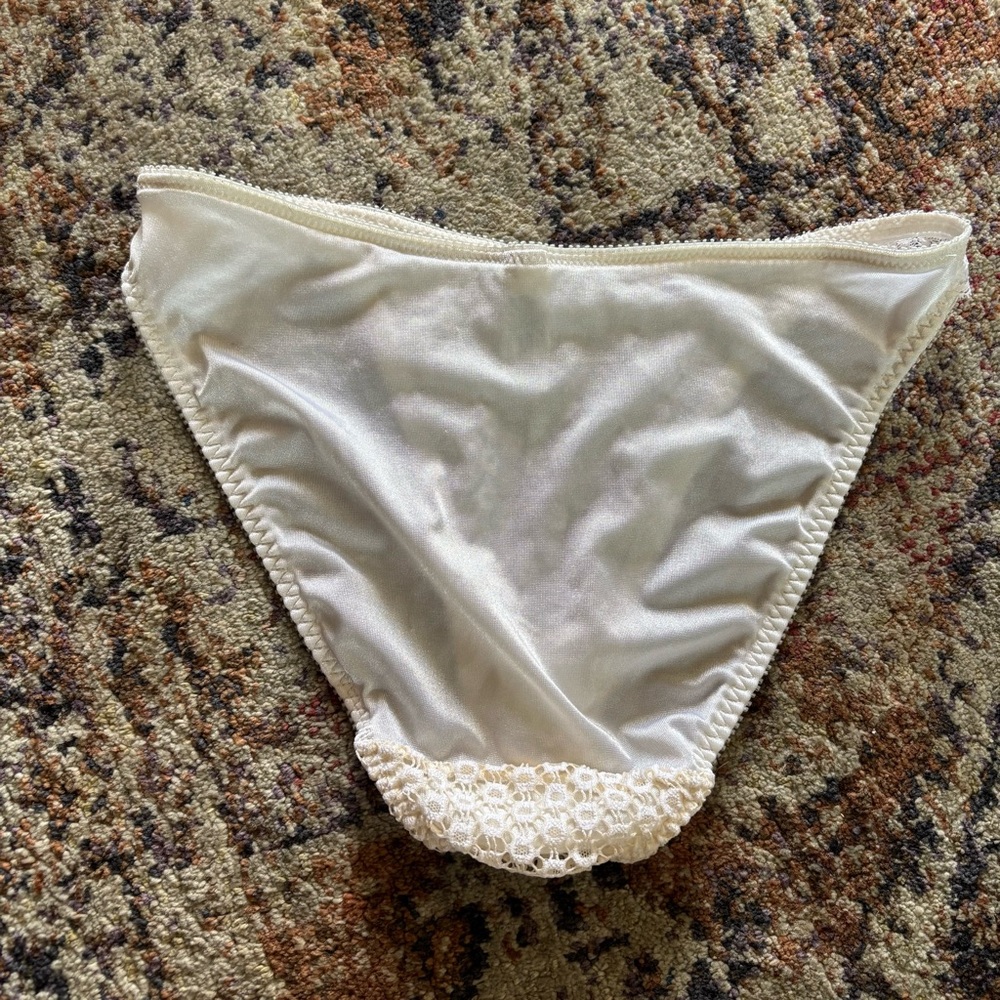 JOSIE Retro Lace Bra & Bikini Panty Set - Picture 4 of 11